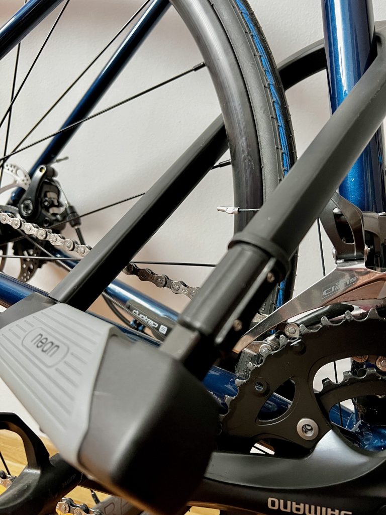 nean-Bügelschloss am Fahrrad angeschlossen