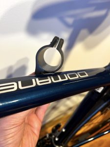 nean-Bügelschloss Montageversuch der Halterung am Oberrahmen