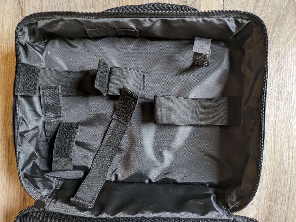 Innere der Tasche des Bosch Professional GSR 12V-15 Akkuschraubers