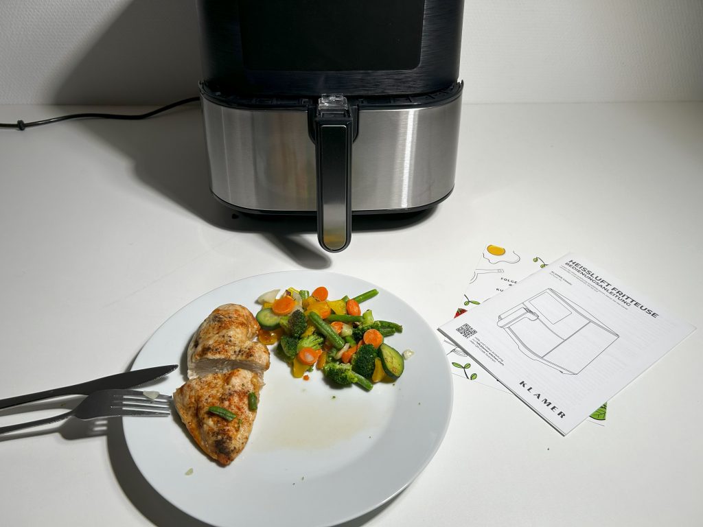KLAMER Classic Airfryer Heißluftfritteuse Hähnchenbrust und Gemüse fertig