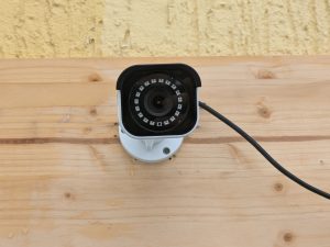 Kamera des RLK8-800B4 Reolink Überwachungskamera-Sets in der Nahansicht ausgerichtet