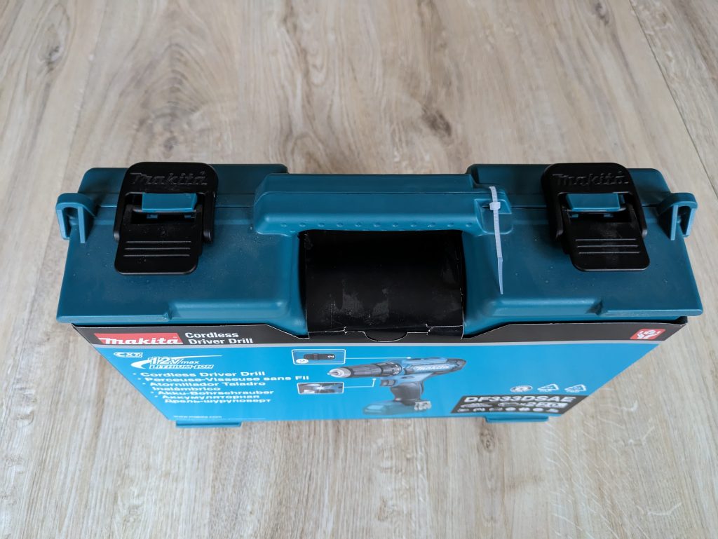Koffer des Makita DF333DSAE Akkuschraubers von oben mit Hülle
