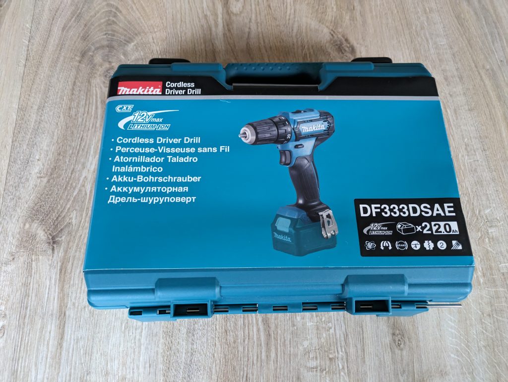 Koffer des Makita DF333DSAE Akkuschraubers von vorne mit Hülle