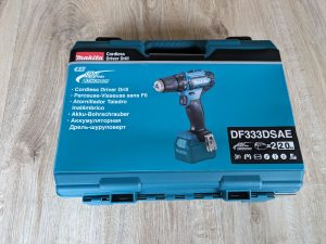 Koffer des Makita DF333DSAE Akkuschraubers von vorne mit Hülle