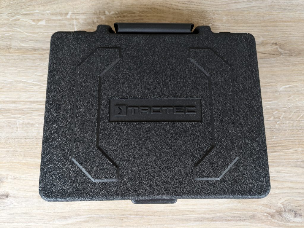 Koffer des TROTEC PSCS 11-12V Akkuschraubers von vorne