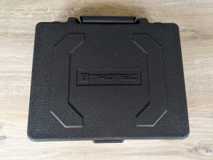 Koffer des TROTEC PSCS 11-12V Akkuschraubers von vorne