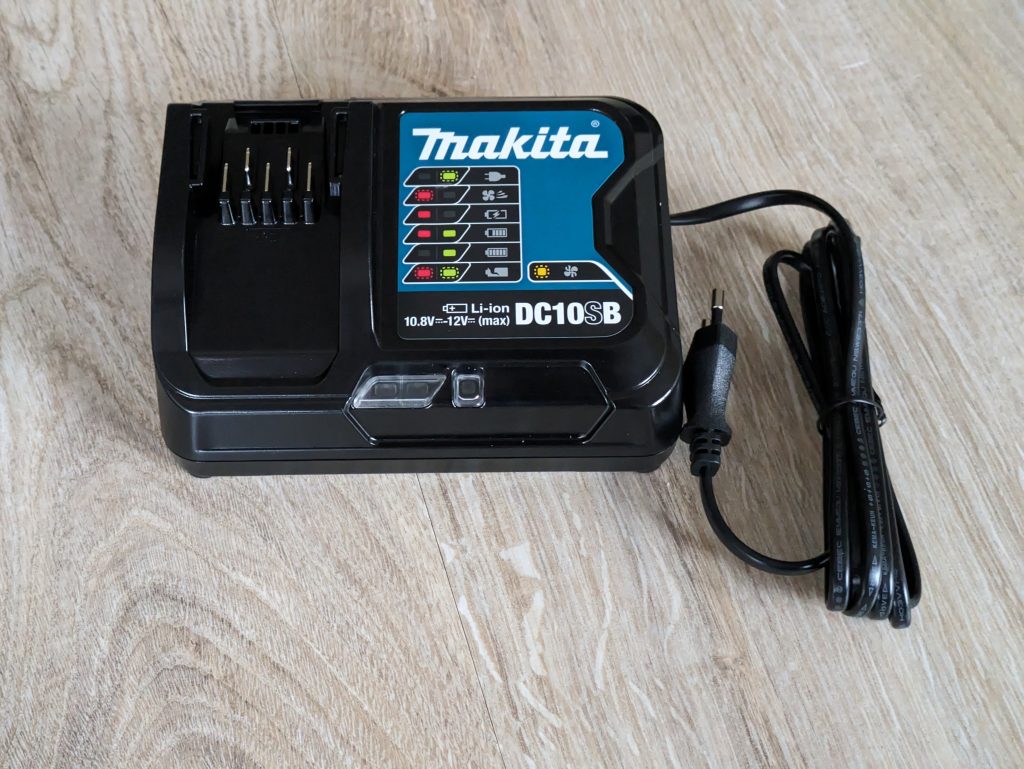 Ladegerät des Makita DF333DSAE Akkuschraubers von oben