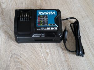 Ladegerät des Makita DF333DSAE Akkuschraubers von oben