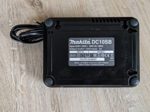 Ladegerät des Makita DF333DSAE Akkuschraubers von unten