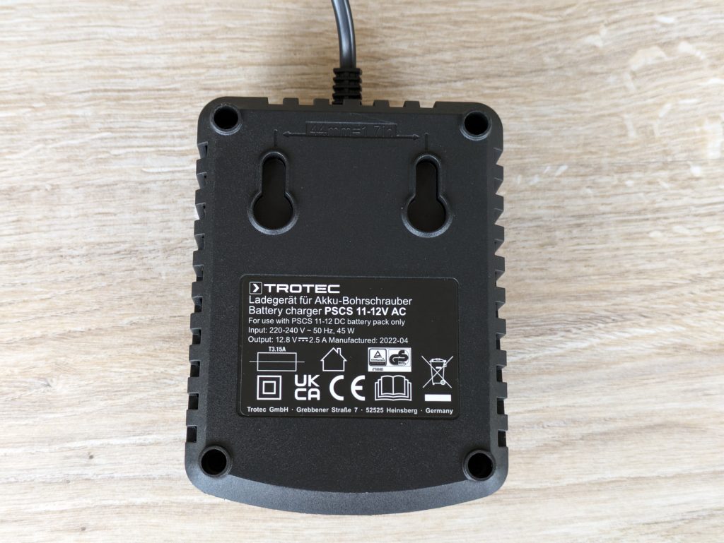 Ladegerät des TROTEC PSCS 11-12V Akkuschraubers von unten