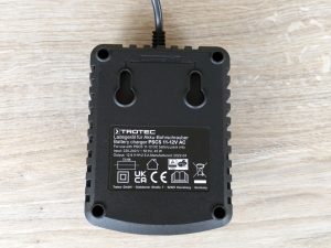 Ladegerät des TROTEC PSCS 11-12V Akkuschraubers von unten