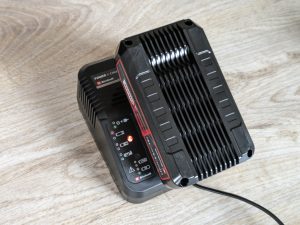 Ladestation des Einhell BRILLIANTO Fensterreinigers im Betrieb