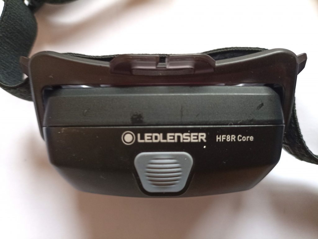 Ledlenser HF8R Core, Lampe von oben mit Bedienknopf
