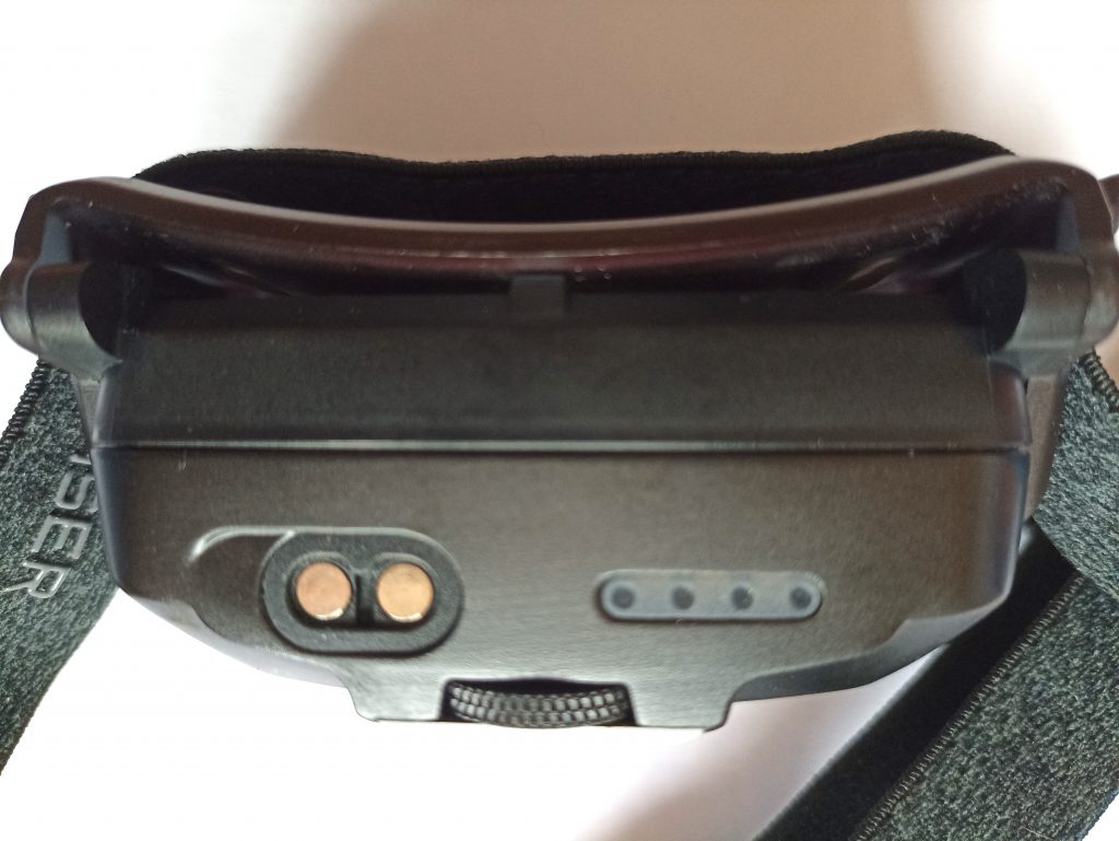 Ledlenser HF8R Core Stirnlampe, Lampe von unten mit Aufladebuchsen