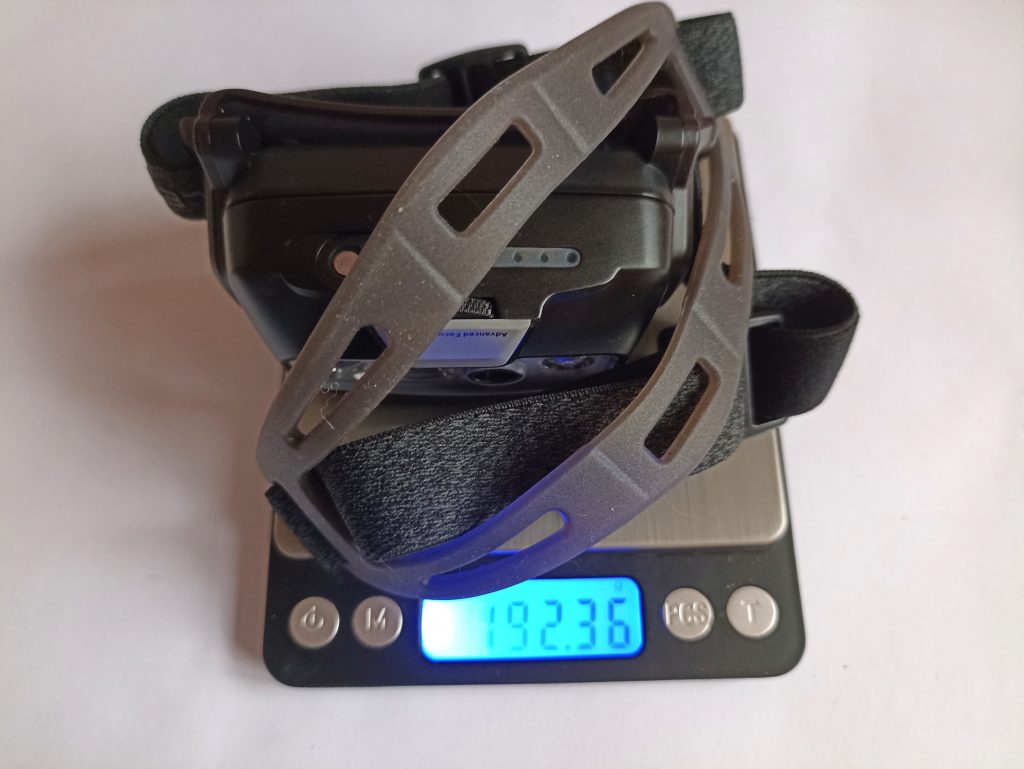 Ledlenser HF8R Core Stirnlampe, auf der Waage