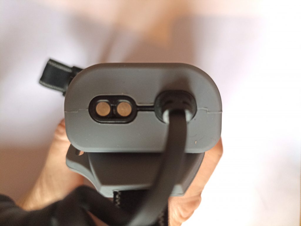 Ledlenser NEO9R Stirnlampe, Akku von der Seite mit Aufladebuchse