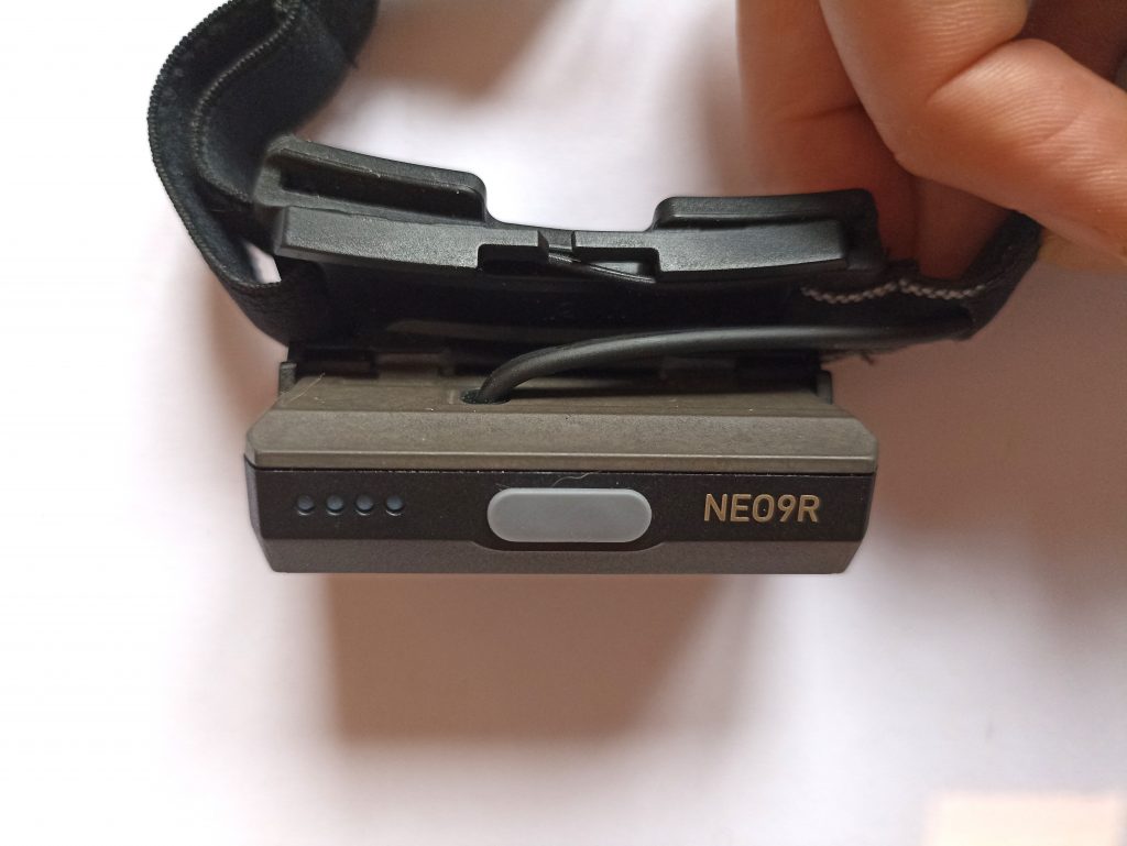 Ledlenser NEO9R Stirnlampe, Lampe von oben mit Bedienknopf