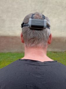 Ledlenser NEO9R Stirnlampe, auf Kopf bei Mann, von hinten