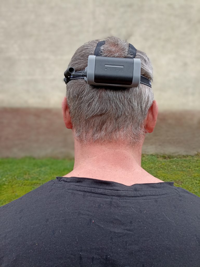 Ledlenser NEO9R Stirnlampe, auf Kopf bei Mann, von hinten
