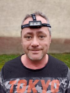 Ledlenser NEO9R Stirnlampe, auf Kopf bei Mann, von vorne