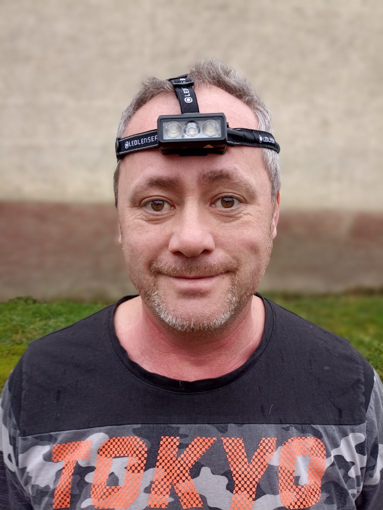 Ledlenser NEO9R Stirnlampe, auf Kopf bei Mann, von vorne