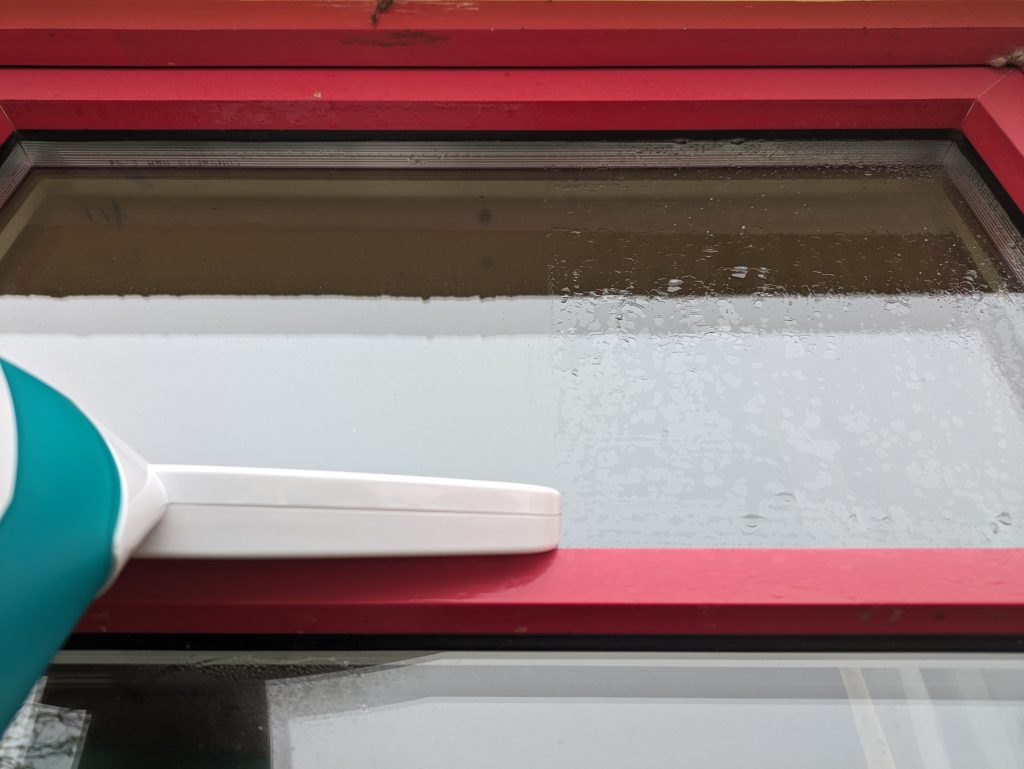 Leifheit Aquanta Click Fenstersauger im Betrieb