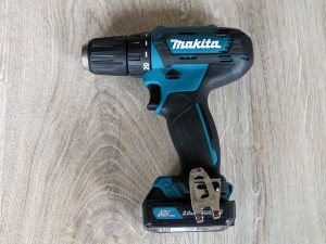 Makita DF333DSAE Akkuschrauber von vorne nach links ausgerichtet