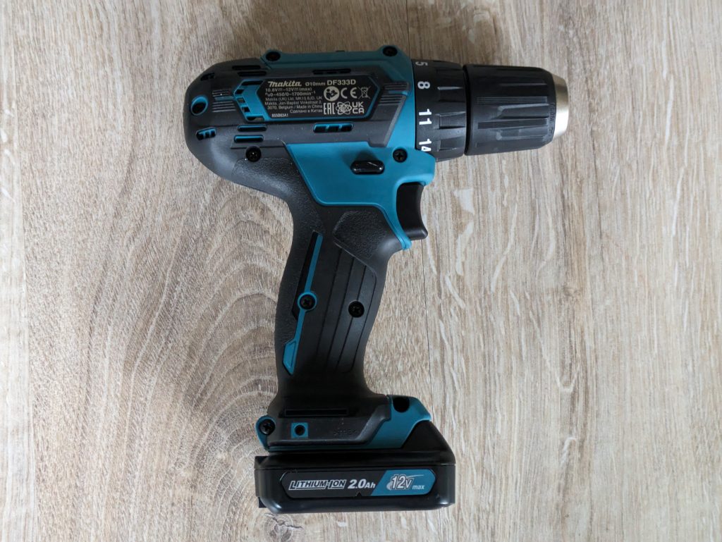 Makita DF333DSAE Akkuschraubers nach rechts ausgerichtet