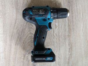 Makita DF333DSAE Akkuschraubers nach rechts ausgerichtet