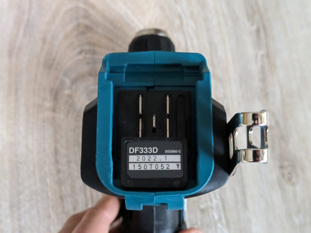 Makita DF333DSAE Akkuschraubers von unten ohne Akku