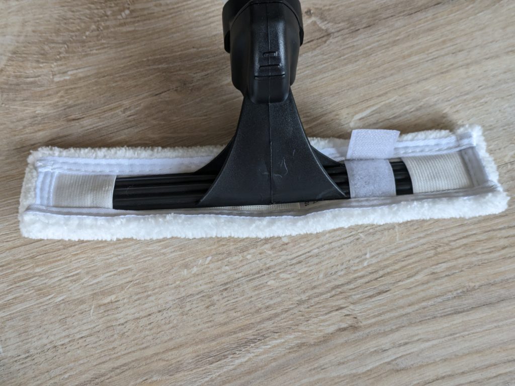 Mikrofaserbezug der Sprühflasche des STARK WC 280 Home+ Fenstersaugers am Aufsatz