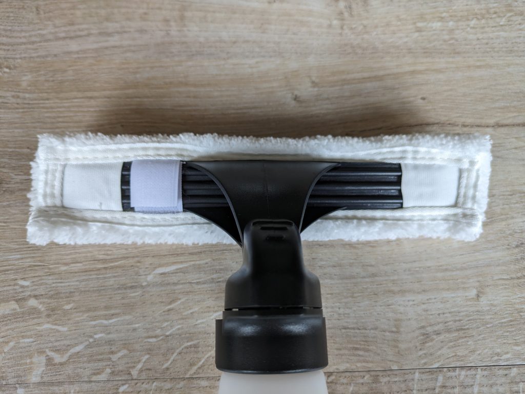 Mikrofaserbezug des Einhell BRILLIANTO Fensterreinigers befestigt
