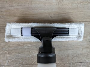Mikrofaserbezug des Einhell BRILLIANTO Fensterreinigers befestigt