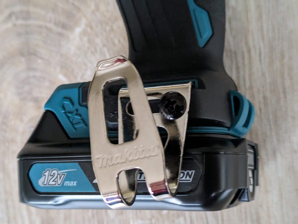 Montierter Gürtelclip des Makita DF333DSAE Akkuschraubers