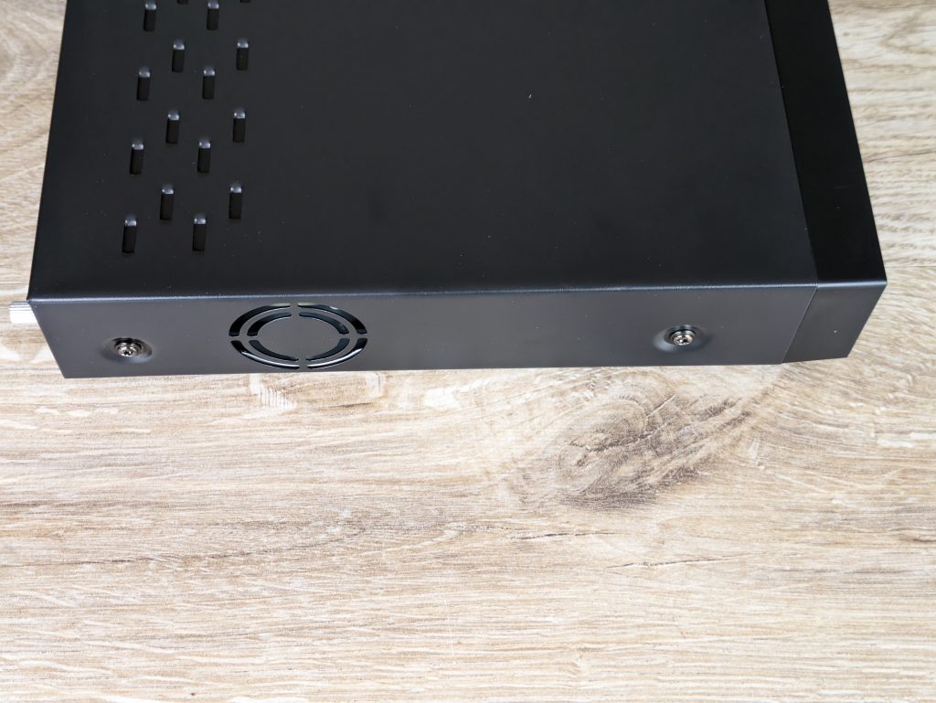 NVR des RLK8-800B4 Reolink Überwachungskamera-Sets von rechts