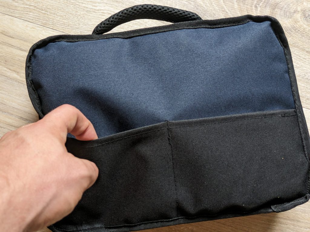 Nahansicht der Tasche des Bosch Professional GSR 12V-15 Akkuschraubers von hinten
