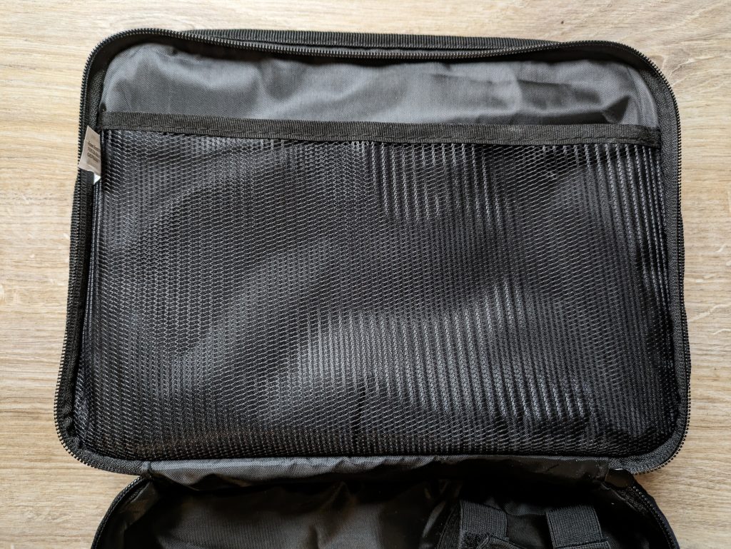Netztasche im Inneren der Tasche des Bosch Professional GSR 12V-15 Akkuschraubers