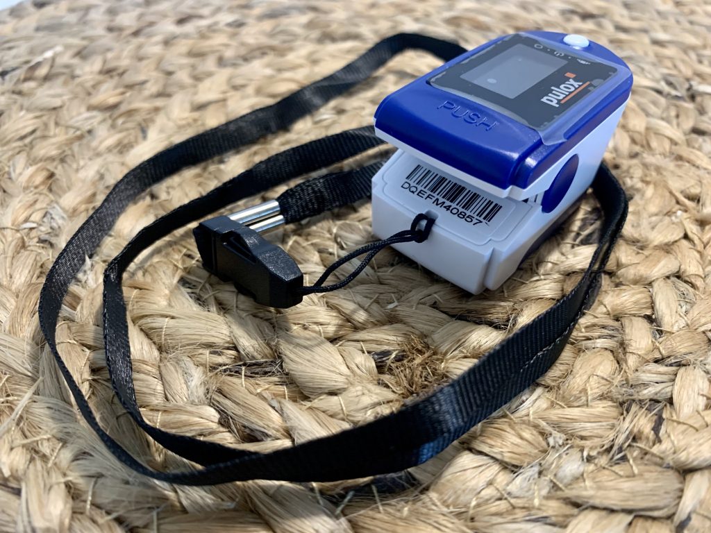 PULOX PO-200 Pulsoximeter mit angebrachtem Trageband