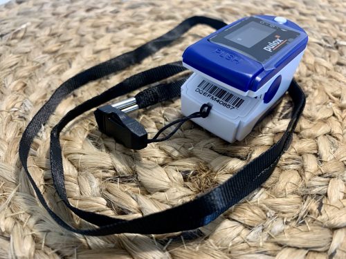 PULOX PO-200 Pulsoximeter mit angebrachtem Trageband