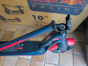 Red Bull Racing RS 1000 Elektro-Scooter Detailansicht des Aufbaus