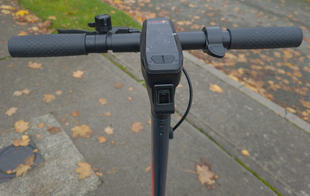 Red Bull Racing RS 1000 Elektro-Scooter Griffe mit Display