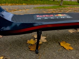 Red Bull Racing RS 1000 Elektro-Scooter Trittbrett mit Ständer