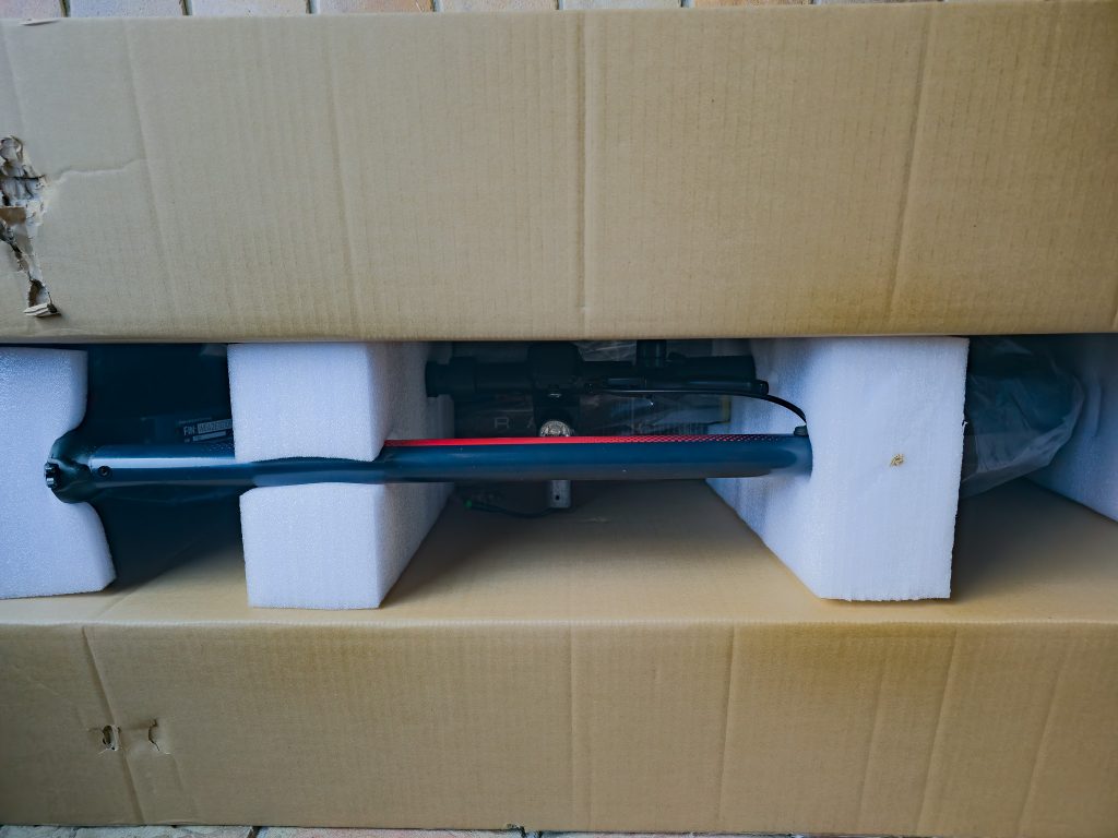 Red Bull Racing RS 1000 Elektro-Scooter Verpackung geöffnet
