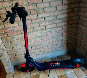 Red Bull Racing RS 1000 Elektro-Scooter aufgebaut