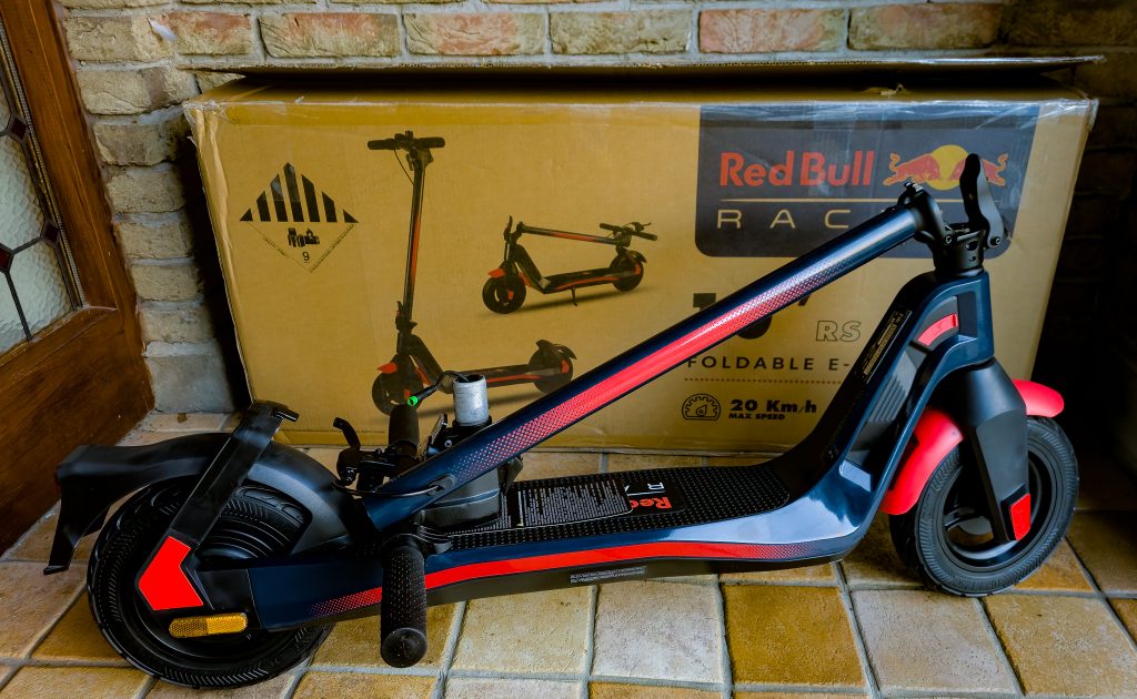 Red Bull Racing RS 1000 Elektro-Scooter mit Verpackung