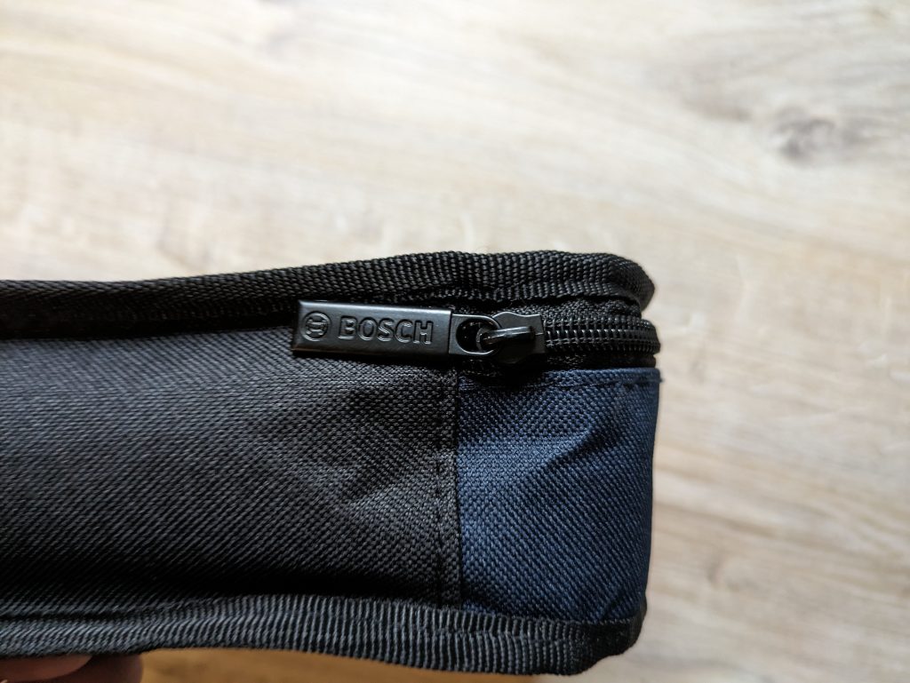 Reißverschluss der Tasche des Bosch Professional GSR 12V-15 Akkuschraubers