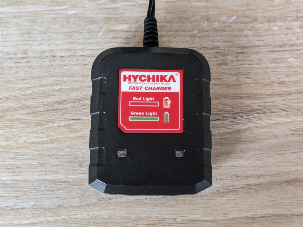 Rückseite des Ladegerätes des HYCHIKA 12V Akkuschraubers