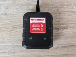 Rückseite des Ladegerätes des HYCHIKA 12V Akkuschraubers