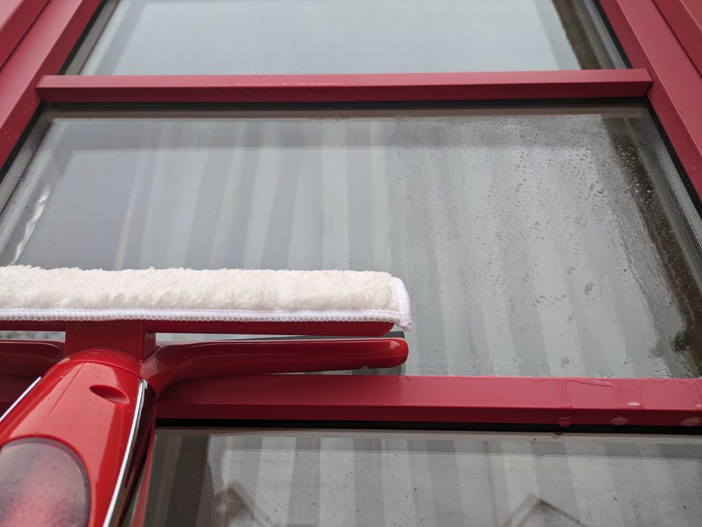 STARK WC 280 Home+ Fenstersauger im Betrieb