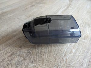 Schmutzwasserbehälter des Einhell BRILLIANTO Fensterreinigers von der Seite